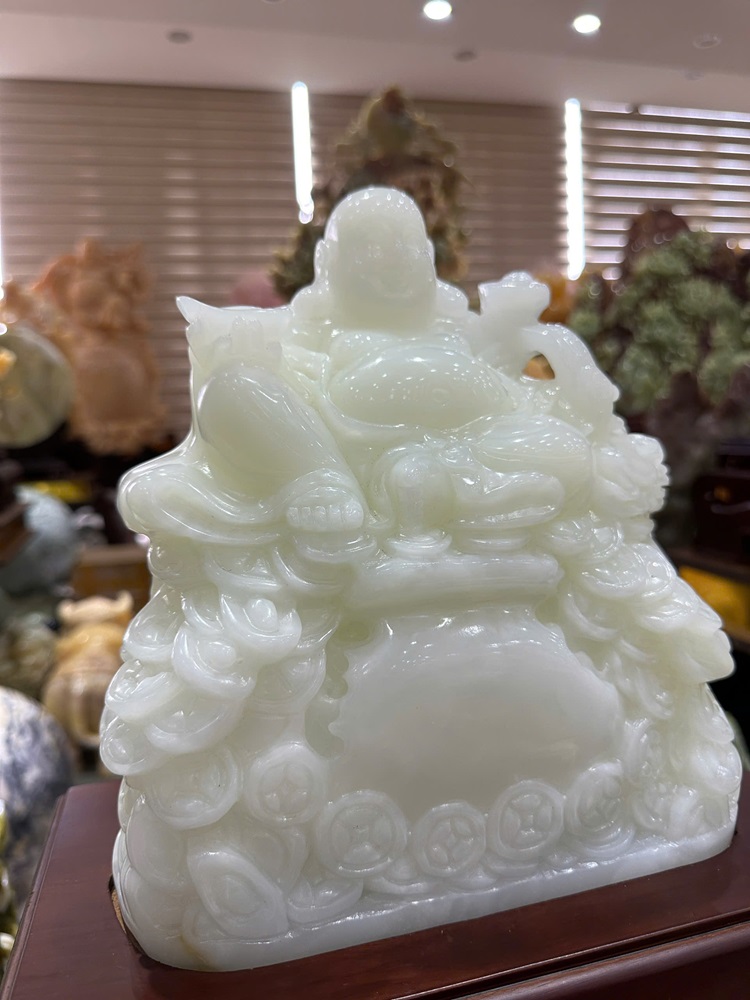 Thần tài di lặc ngồi đĩnh tiền ngọc onyx trắng 32cm