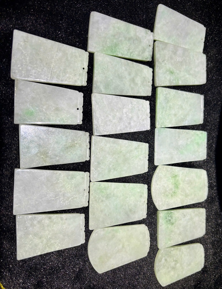 Thẻ Vô Sự Bài Ngọc Phỉ Thuý 58.8mm x 37.2mm x 4.8mm