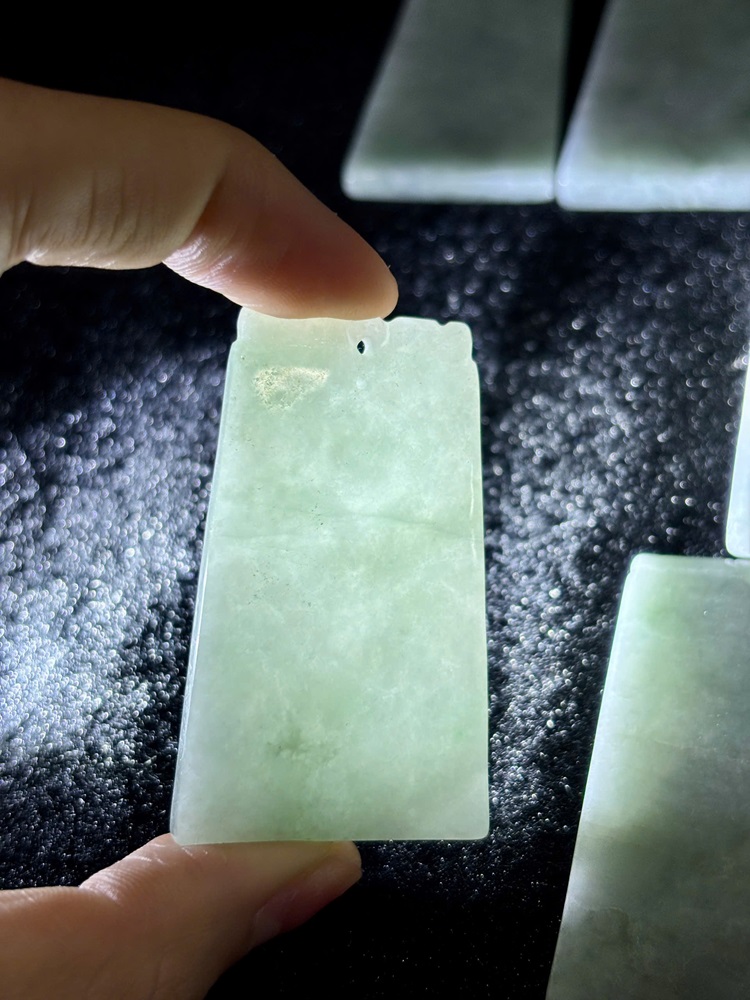 Thẻ Vô Sự Bài Ngọc Phỉ Thuý 58.8mm x 37.2mm x 4.8mm