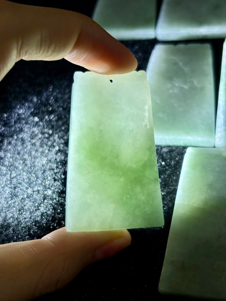 Thẻ Vô Sự Bài Ngọc Phỉ Thuý 58.8mm x 37.2mm x 4.8mm
