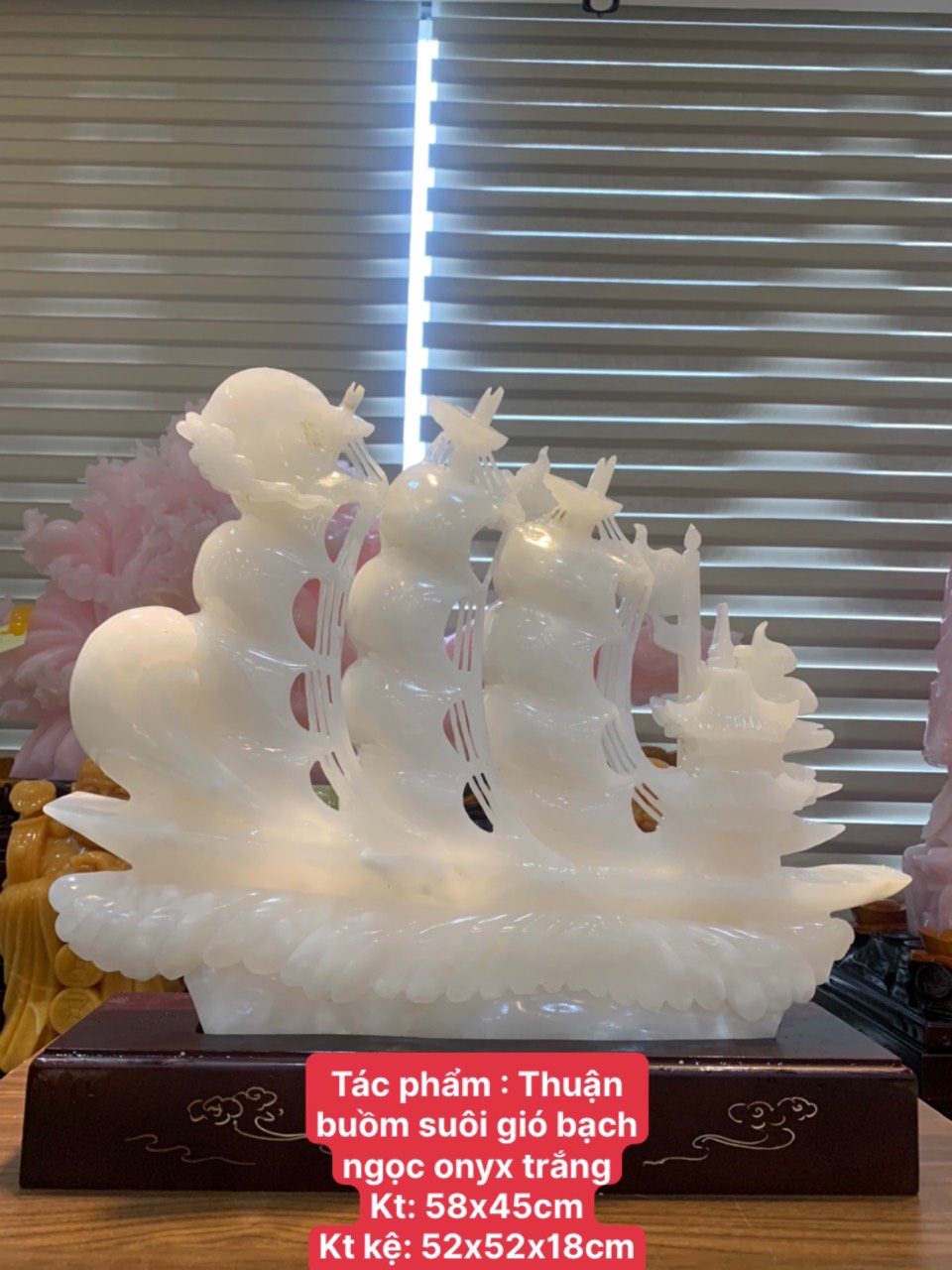 Thuận buồm gió xuôi gió bạch ngọc onyx trắng 58x45cm