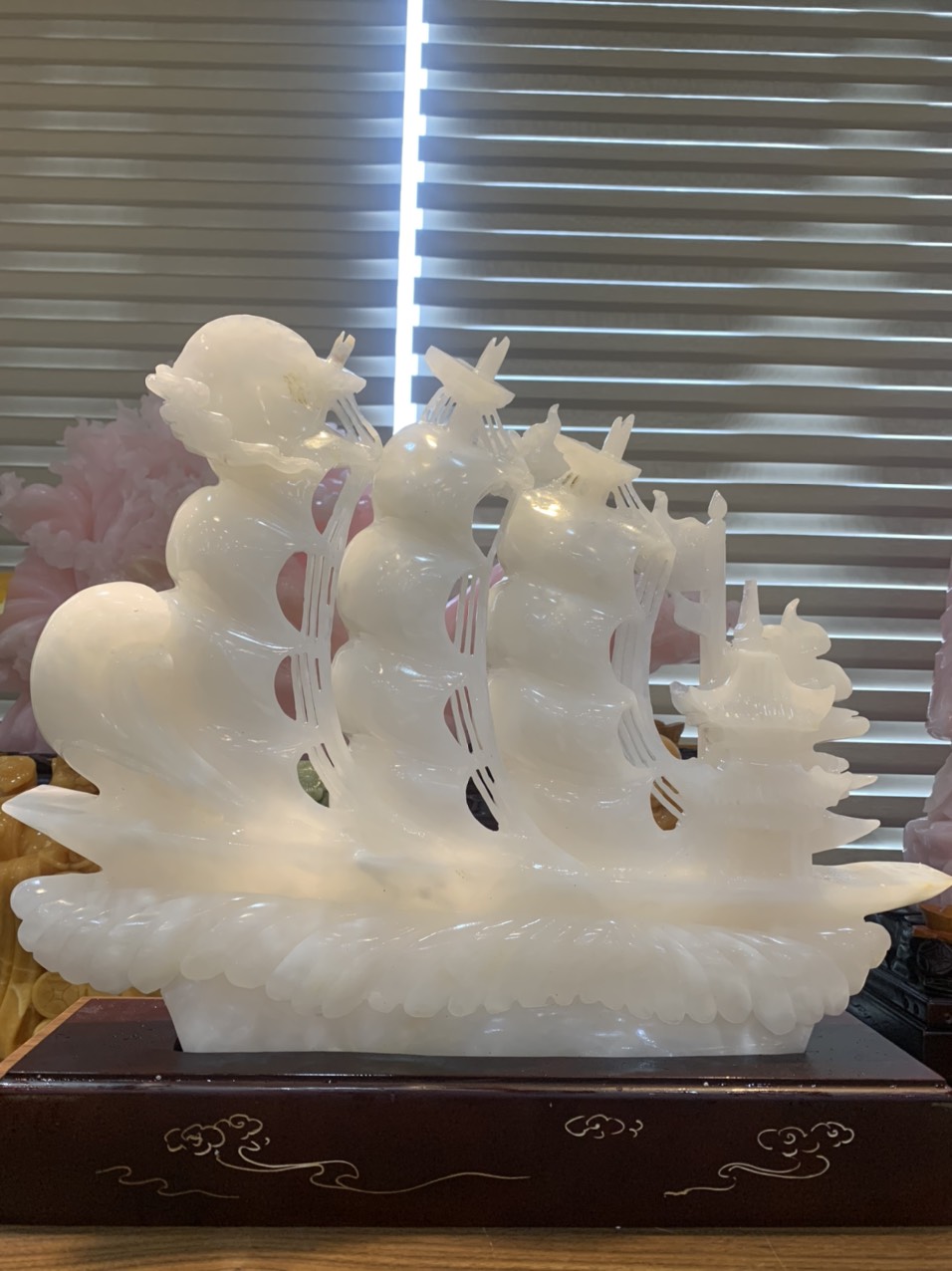 Thuận buồm gió xuôi gió bạch ngọc onyx trắng