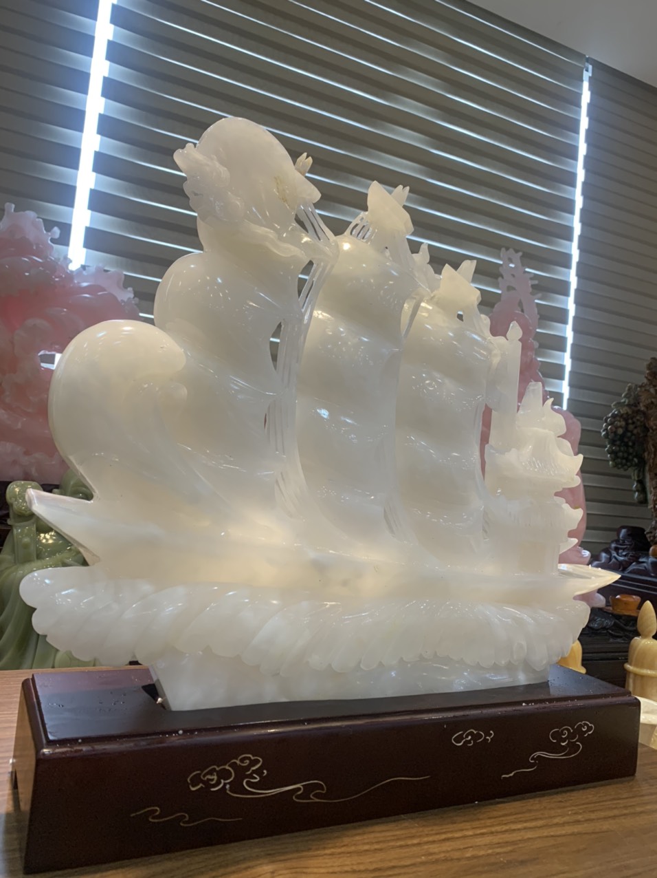 Thuận buồm gió xuôi gió bạch ngọc onyx trắng