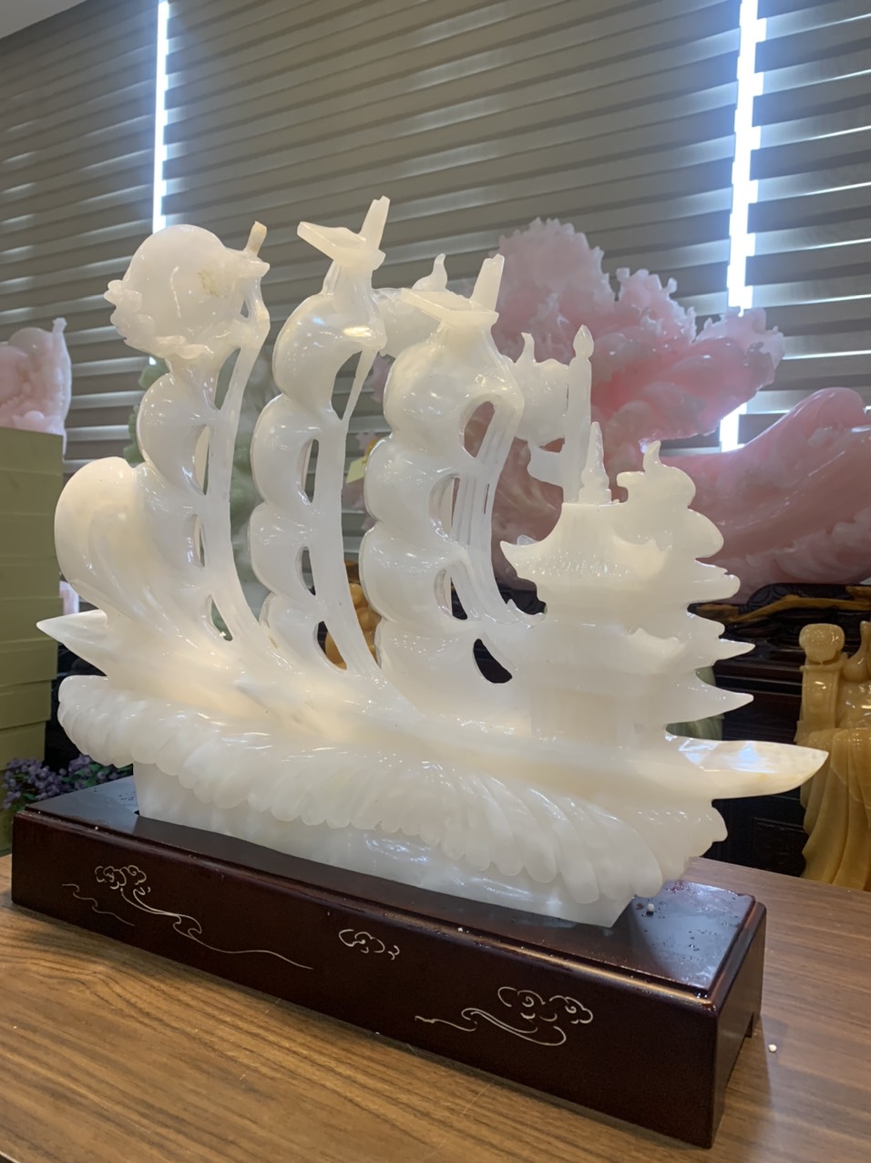 Thuận buồm gió xuôi gió bạch ngọc onyx trắng