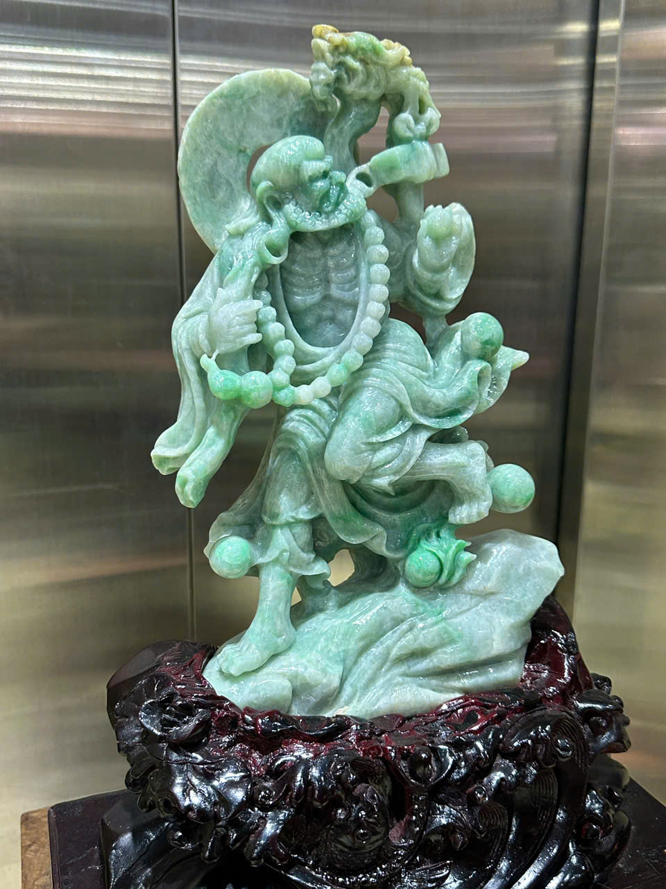 Tp Đạt ma sư tổ ngọc phỉ thuý nguyên khối 50cm