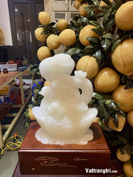 Tượng Ngài Tỵ Phú Quý ngọc onyx trắng 25cm - 12 con giáp