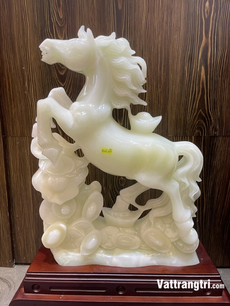 Tượng Nhất mã phi thiên Ngọc onyx trắng 70cm