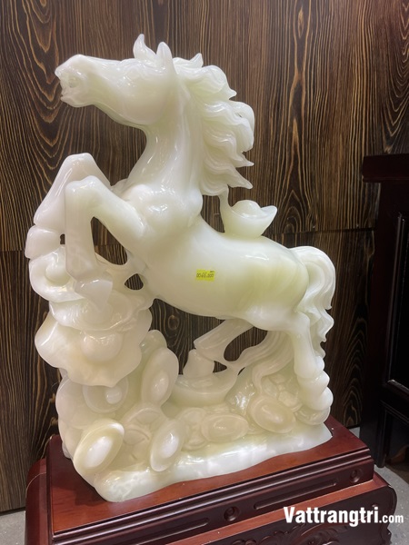 Tượng Nhất mã phi thiên Ngọc onyx trắng 70cm