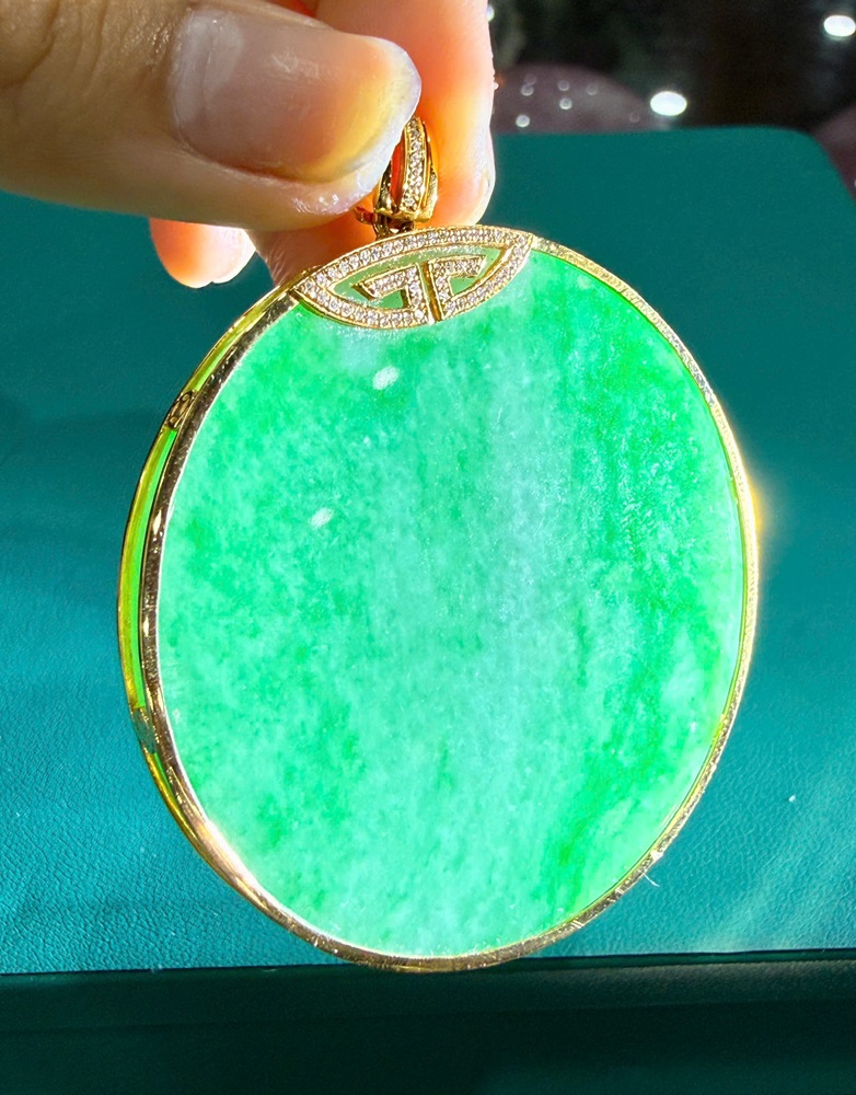 Vô Sự Bài Ngọc Phỉ Thuý Móc Vàng 18K (Kèm giấy kiểm định)