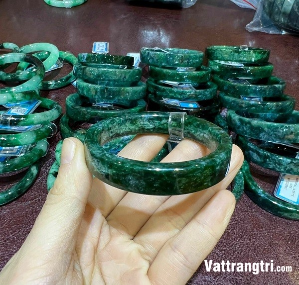 Vòng bản liền ngọc phỉ thuý xanh đen + Giấy kiểm định PNJ