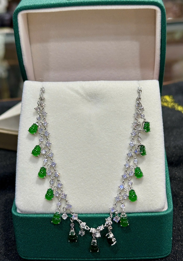 Vòng Cổ Ngọc Phỉ Thuý Đế Vương Lục 6.7 x 5mm (Kèm Giấy Kiểm Định)