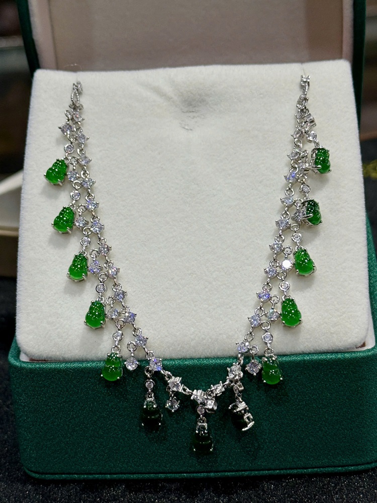 Vòng Cổ Ngọc Phỉ Thuý Đế Vương Lục 6.7 x 5mm (Kèm Giấy Kiểm Định)