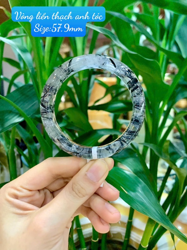 Vòng liền thạch anh tóc đen 57,9ly