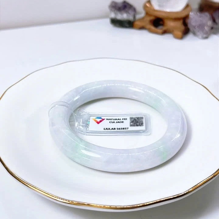 Vòng phỉ thúy type A bạch ngọc phớt tím điểm xanh lý gân trắng ni52-56 (Kèm kđ)