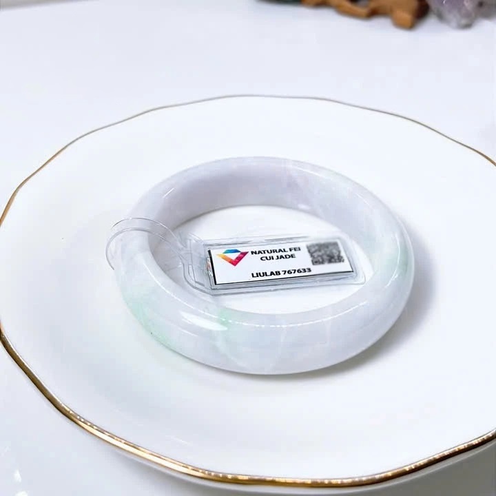 Vòng phỉ thúy type A bạch ngọc phớt tím điểm xanh lý gân trắng ni52-56 (Kèm kđ)