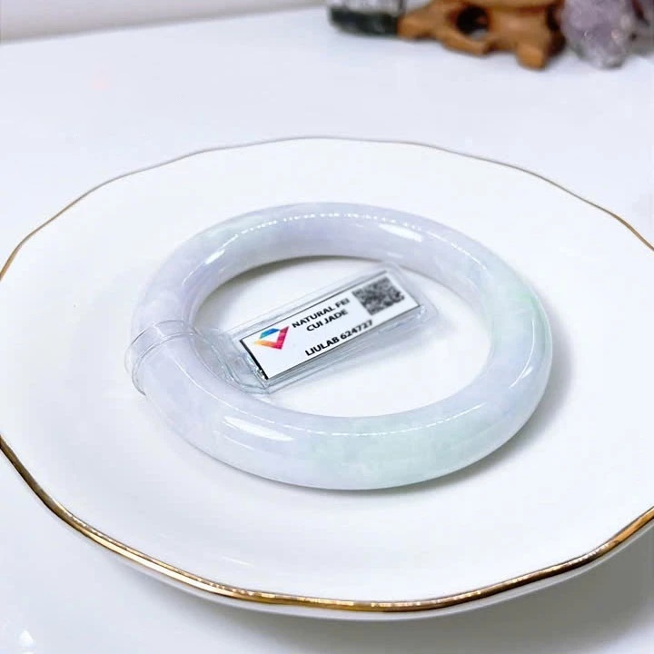 Vòng phỉ thúy type A bạch ngọc phớt tím điểm xanh lý gân trắng ni52-56 (Kèm kđ)