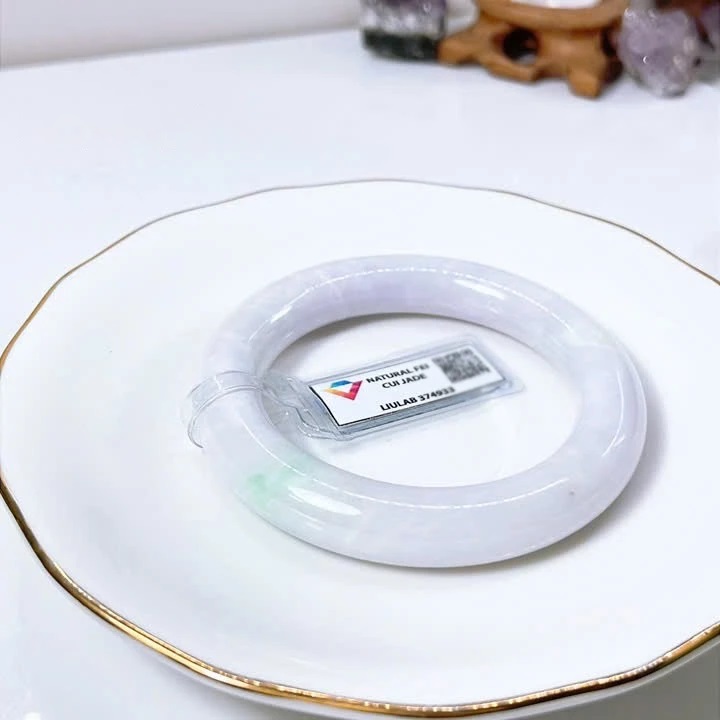 Vòng phỉ thúy type A bạch ngọc phớt tím điểm xanh lý gân trắng ni52-56 (Kèm kđ)