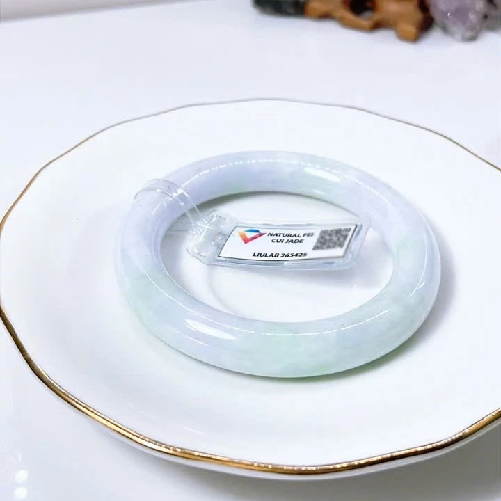 Vòng phỉ thúy type A bạch ngọc phớt tím điểm xanh lý gân trắng ni52-56 (Kèm kđ)