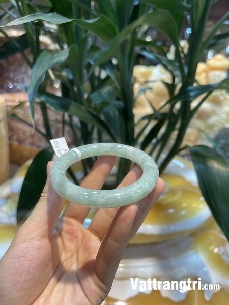 Vòng tay bản liền ngọc phỉ thuý 52mm