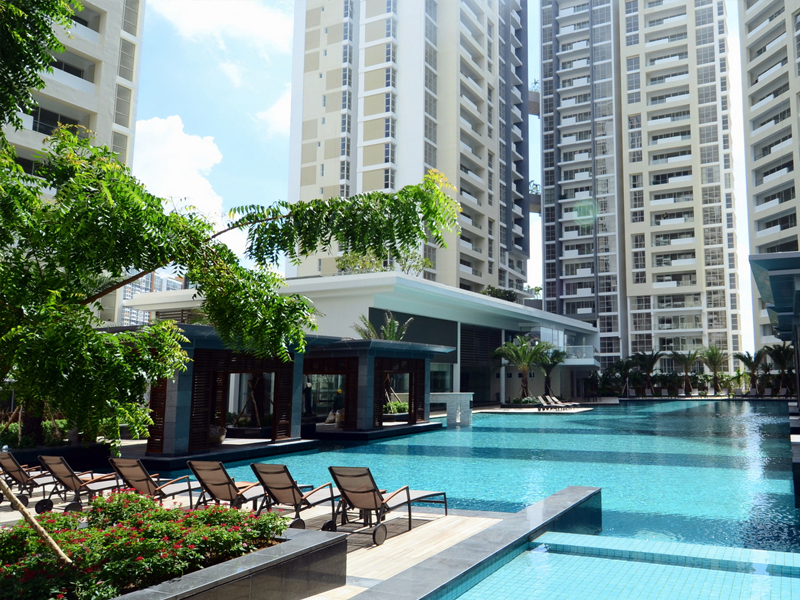 Hồ bơi ngoài trời đem lại không gian tươi mát cho toàn khu dân cư