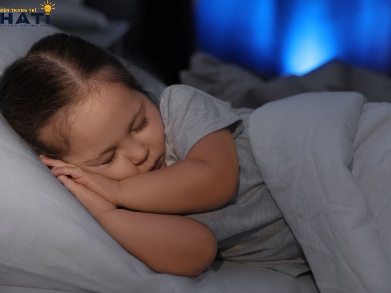 Một chiếc đèn ngủ nhỏ với ánh sáng dịu nhẹ sẽ tạo cảm giác an toàn cho trẻ