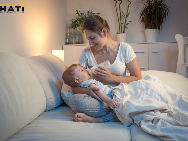 Bật đèn ngủ giúp cha mẹ dễ dàng quan sát, cho bé bú, thay tã