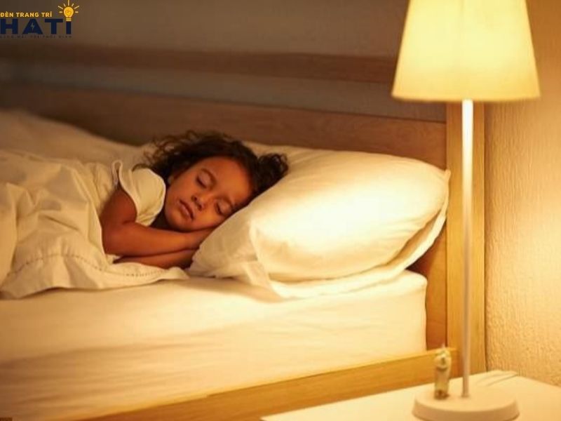 Không dùng đèn ngủ có cường độ sáng cao, chiếu trực tiếp vào mặt hoặc đặt quá gần