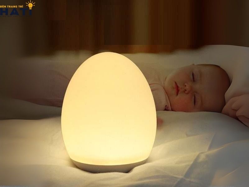 Chọn đèn phòng ngủ cho bé có ánh sáng vàng hoặc cam ấm nhẹ