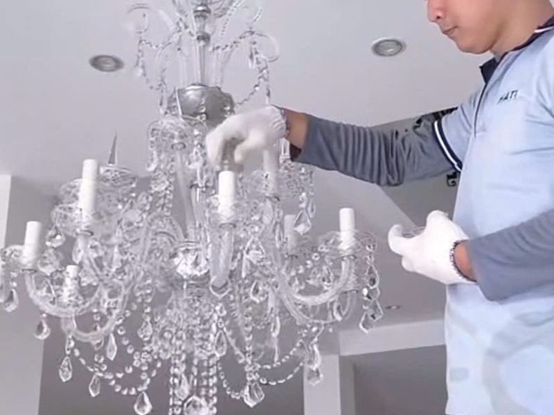 Mẫu đèn thả pha lê thông tầng sang trọng cho trần nhà cao