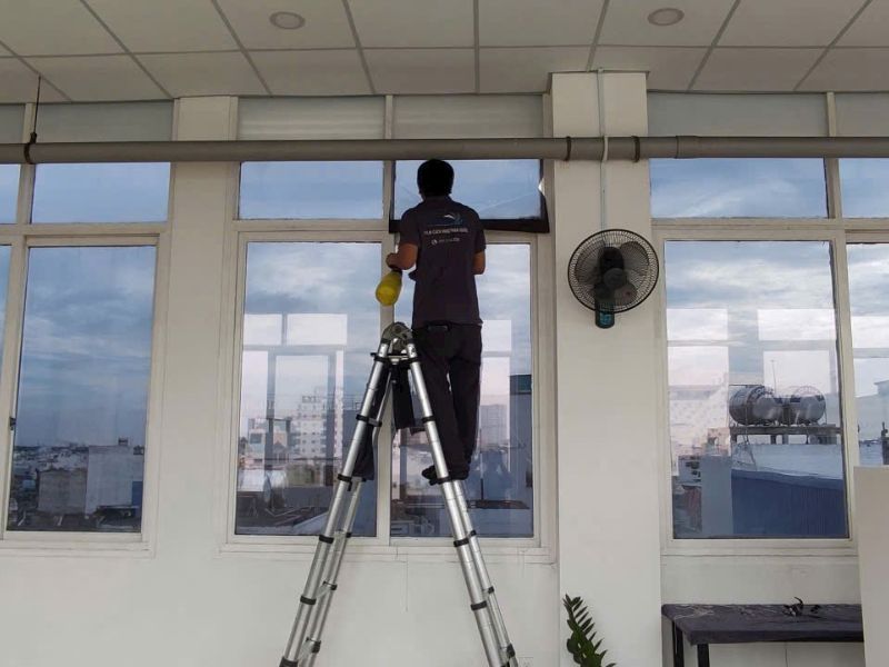Quy trình thi công phim cách nhiệt diễn ra nhanh chóng, chính xác 