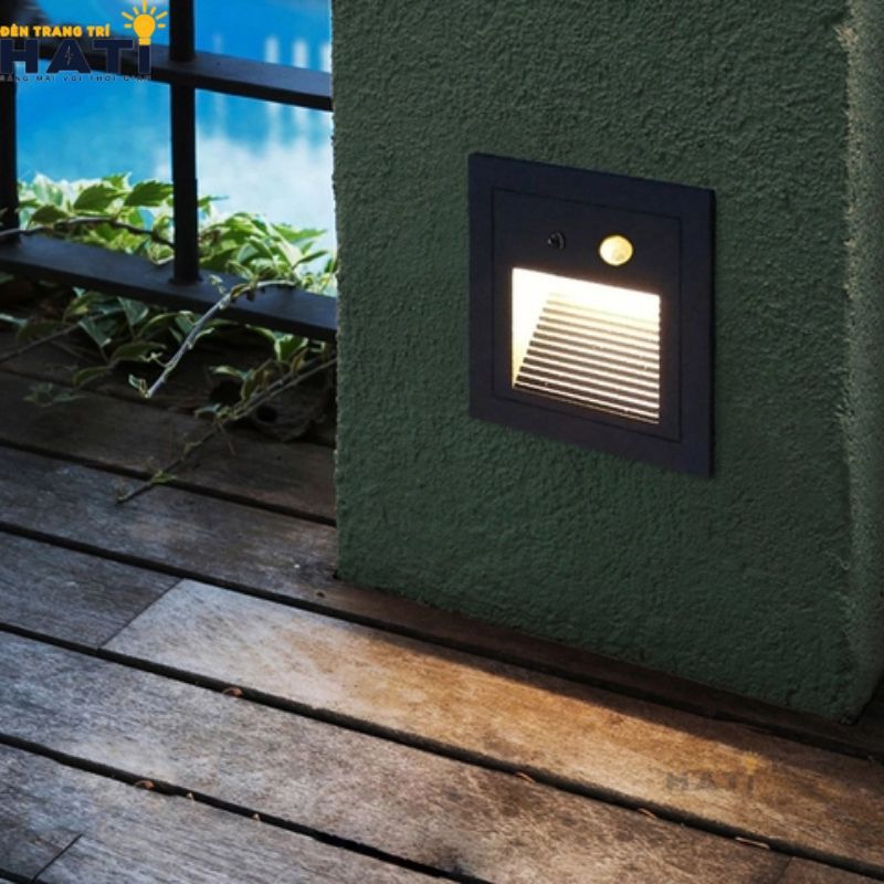 Chi tiết kết cấu khe hắt chống chói và mặt viền nhôm cao cấp của đèn led âm tường cầu thang
