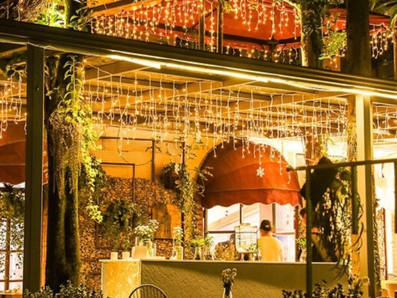 Đèn dây trang trí trung thu quán cafe dạng rèm buông rủ rực rỡ mặt tiền cửa hàng