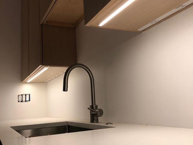 Lắp đặt đèn led trang trí gầm tủ bếp rọi sáng mặt bàn đá nấu nướng