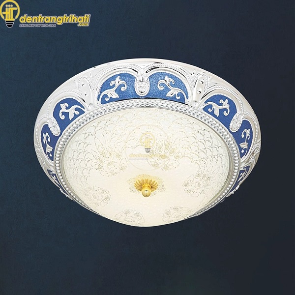 Đèn ốp trần pha lê mang đến cho ban công vẻ đẹp tân cổ điển sang trọng