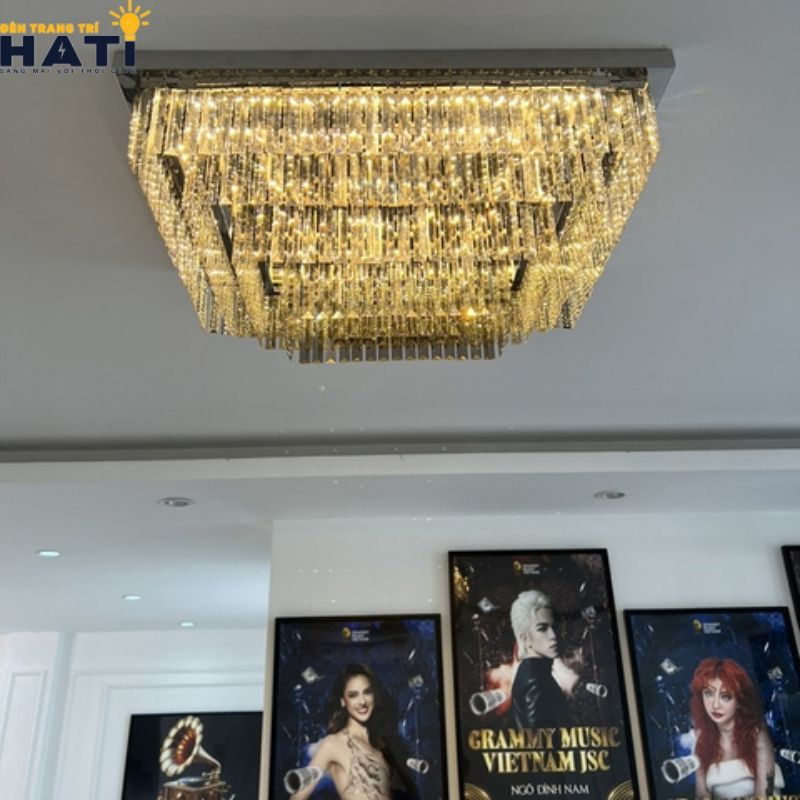 Mẫu đèn ốp trần pha lê chữ nhật cao cấp lắp đặt tại phòng khách trần thạch cao