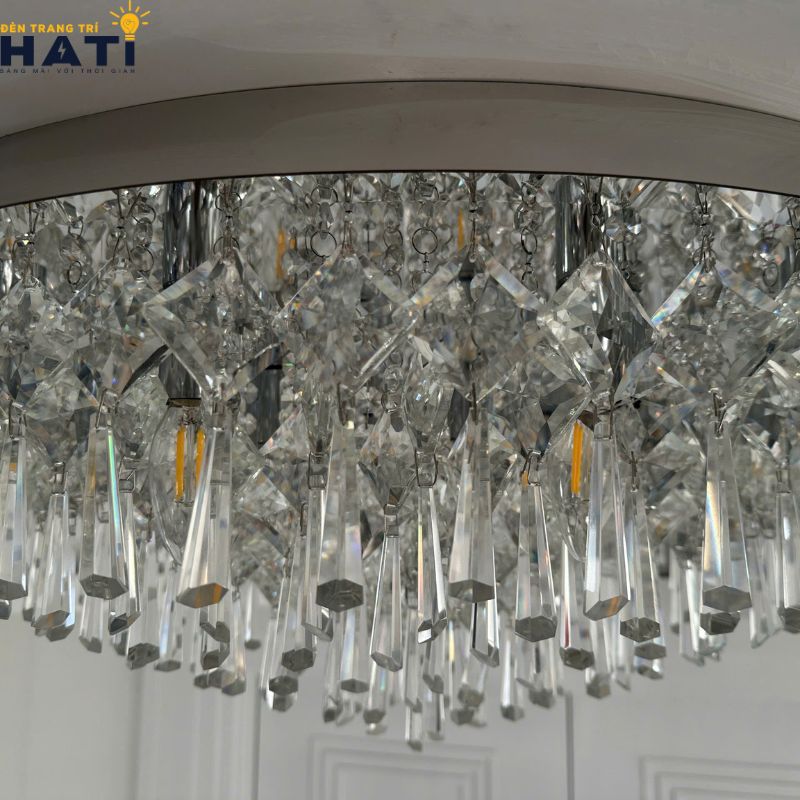 Chi tiết pha lê viền đèn ốp trần tròn