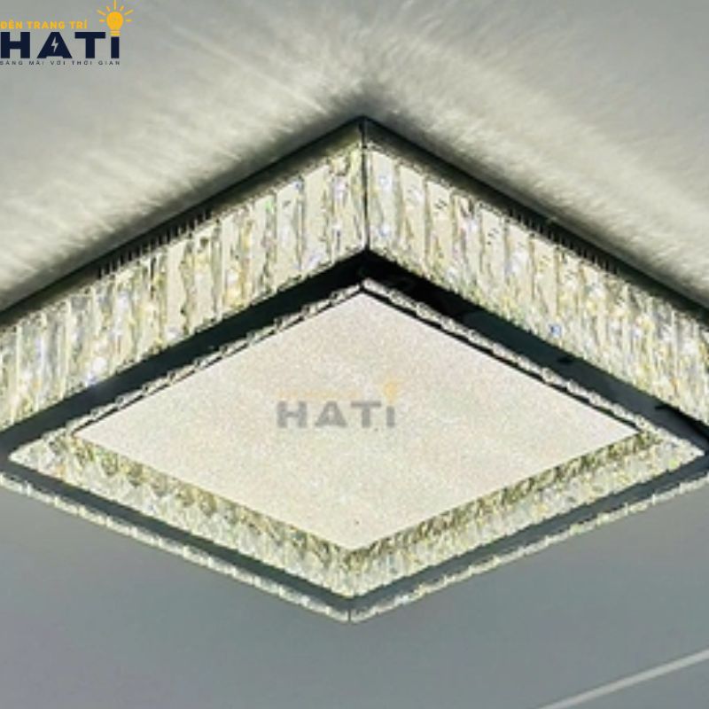 Cận cảnh chi tiết pha lê đèn ốp trần vuông