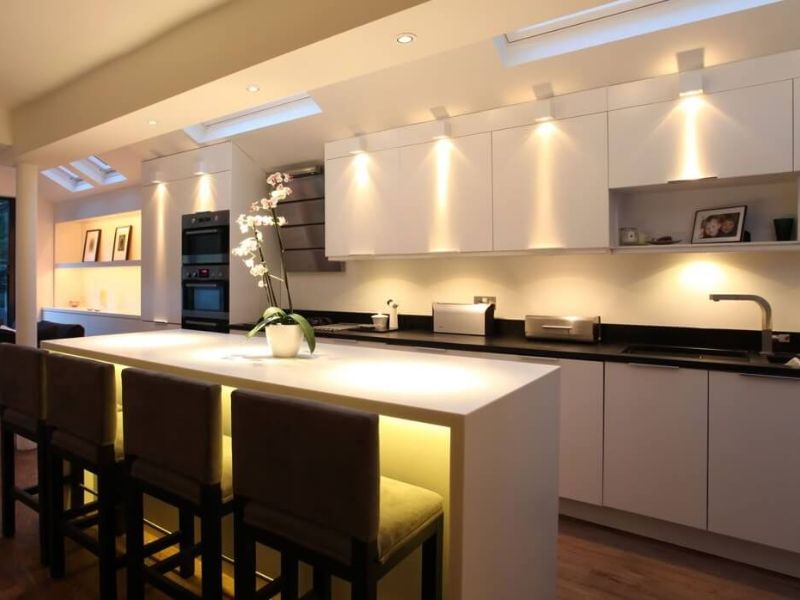 Cách bố trí đèn phòng bếp đủ sáng cho khu vực nấu nướng và bàn ăn