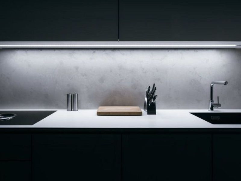 Lắp một thanh nhôm LED định hình gắn dưới đáy tủ bếp trên sẽ rọi sáng trực diện mặt đá 