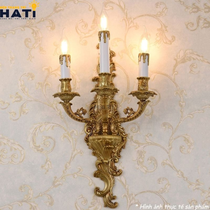 Cận cảnh hoa văn chạm khắc đúc nổi và chao thủy tinh ngọc của đèn tường cổ điển