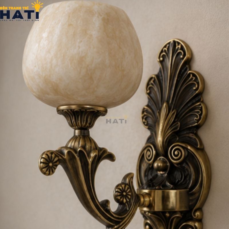 Cận cảnh chi tiết hoa văn chạm khắc thủ công trên chất liệu đồng thau nguyên chất