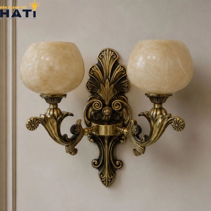 Mẫu đèn tường đồng cao cấp lắp đặt tại vách tường phòng khách biệt thự sang trọng