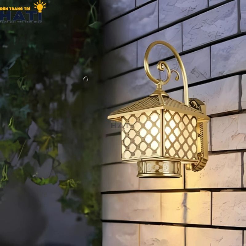 Mẫu đèn tường đồng ngoài trời cao cấp lắp đặt tại trụ cổng biệt thự sang trọng