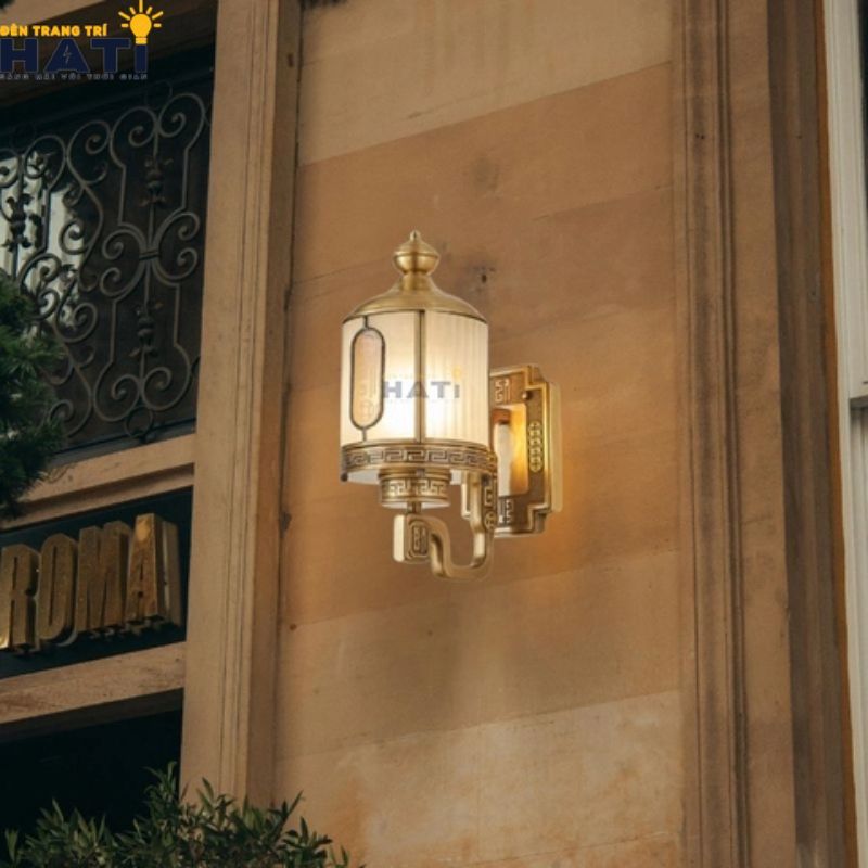 Cận cảnh chi tiết khớp nối chống nước và chất liệu đồng đúc của đèn tường ngoài trời