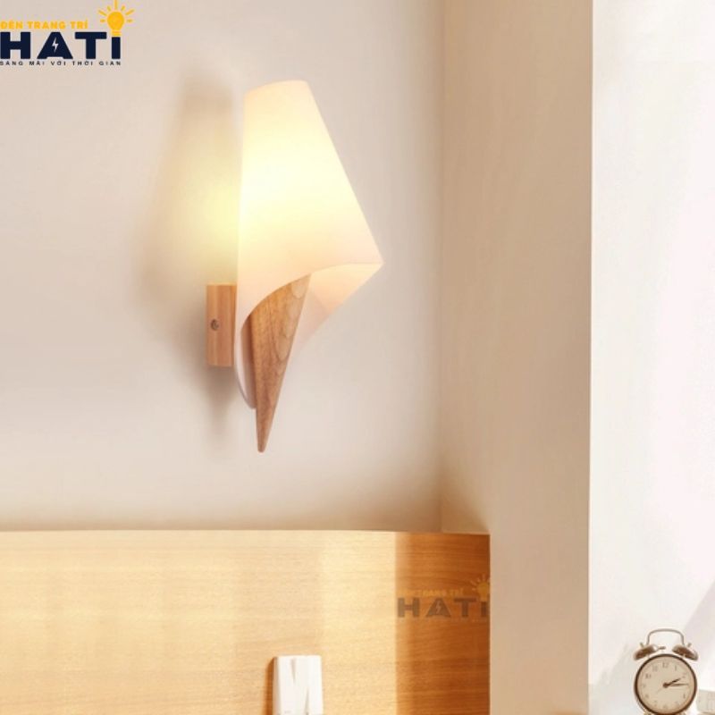 Mẫu đèn tường gỗ tự nhiên phong cách tối giản mang lại cảm giác ấm cúng cho phòng ngủ
