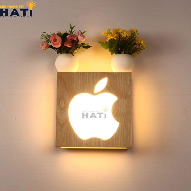 Chi tiết từng thớ vân gỗ tự nhiên và khớp nối gia công tinh xảo trên thân đèn tường gỗ