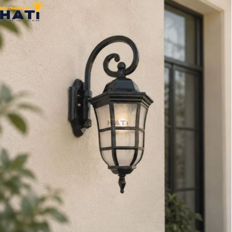 Mẫu đèn tường ngoài trời cổ điển gắn hiên nhà biệt thự tạo vẻ đẹp sang trọng và hoài cổ