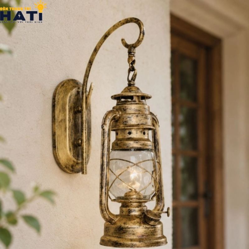 Cận cảnh hoa văn đúc tinh xảo và các mối nối chống thấm nước của đèn tường cổ điển