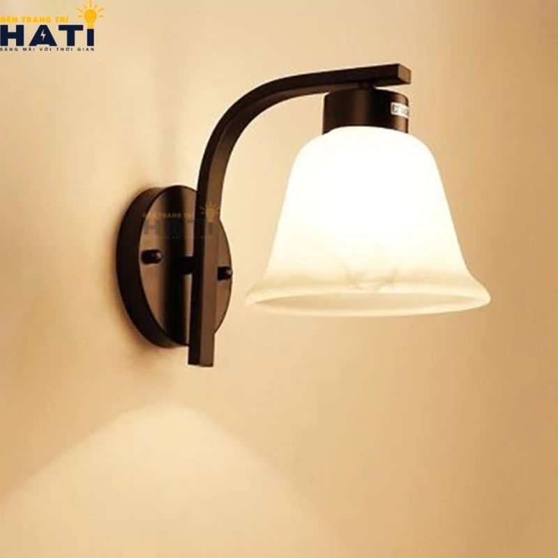 Chi tiết chao đèn thủy tinh cao cấp và tay đỡ kim loại mạ vàng sang trọng