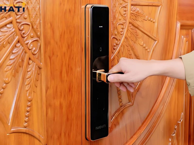 Lắp khóa vân tay cho cửa gỗ giúp tăng cường bảo mật cho ngôi nhà